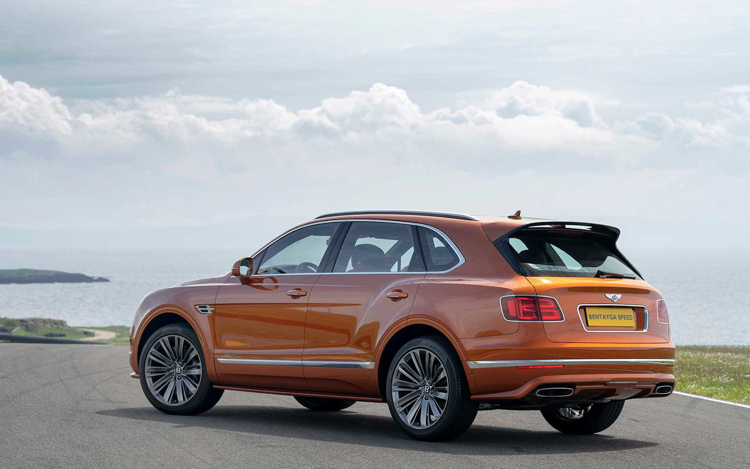Comparison Bentley Bentayga Speed 2020 Vs